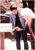 Donnie Darko und Roberta Ann Sparrow (Grandma Death) am Briefkasten